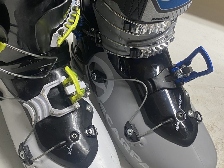 The forefoot buckles are functionally identical, however the XT’s version looks lighter and more minimal?